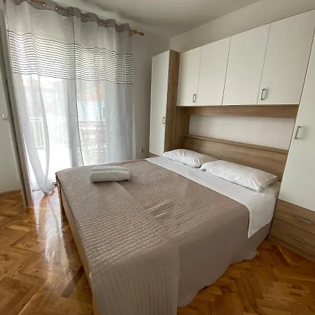 Roko Apartment Turanj