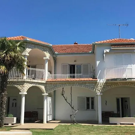 Roko Apartment Turanj