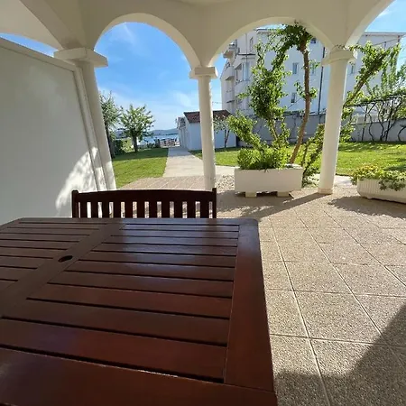 Roko Appartement Turanj